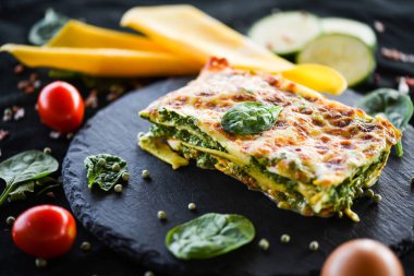 Lezzetli ev yapımı lazanya dilimi. Geleneksel İtalyan faturasından sonra taze malzemelerle birlikte. 