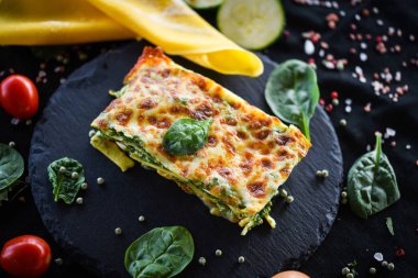 Lezzetli ev yapımı lazanya dilimi. Geleneksel İtalyan faturasından sonra taze malzemelerle birlikte. 