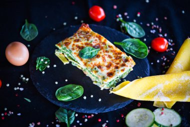 Lezzetli ev yapımı lazanya dilimi. Geleneksel İtalyan faturasından sonra taze malzemelerle birlikte. 