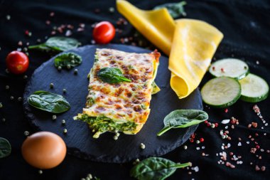 Lezzetli ev yapımı lazanya dilimi. Geleneksel İtalyan faturasından sonra taze malzemelerle birlikte. 