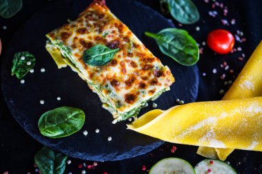 Lezzetli ev yapımı lazanya dilimi. Geleneksel İtalyan faturasından sonra taze malzemelerle birlikte. 