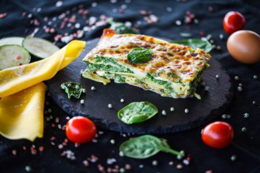 Lezzetli ev yapımı lazanya dilimi. Geleneksel İtalyan faturasından sonra taze malzemelerle birlikte. 