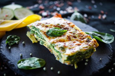 Lezzetli ev yapımı lazanya dilimi. Geleneksel İtalyan faturasından sonra taze malzemelerle birlikte. 