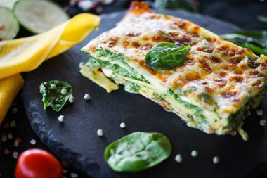 Lezzetli ev yapımı lazanya dilimi. Geleneksel İtalyan faturasından sonra taze malzemelerle birlikte. 