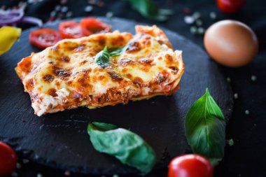 Lezzetli ev yapımı lazanya dilimi. Geleneksel İtalyan faturasından sonra taze malzemelerle birlikte. 