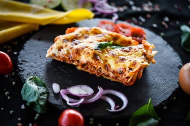Lezzetli ev yapımı lazanya dilimi. Geleneksel İtalyan faturasından sonra taze malzemelerle birlikte. 