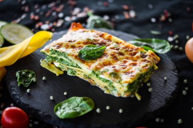 Lezzetli ev yapımı lazanya dilimi. Geleneksel İtalyan faturasından sonra taze malzemelerle birlikte. 