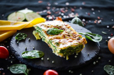 Lezzetli ev yapımı lazanya dilimi. Geleneksel İtalyan faturasından sonra taze malzemelerle birlikte. 