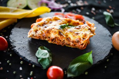 Lezzetli ev yapımı lazanya dilimi. Geleneksel İtalyan faturasından sonra taze malzemelerle birlikte. 