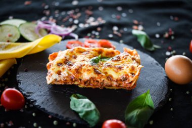 Lezzetli ev yapımı lazanya dilimi. Geleneksel İtalyan faturasından sonra taze malzemelerle birlikte. 