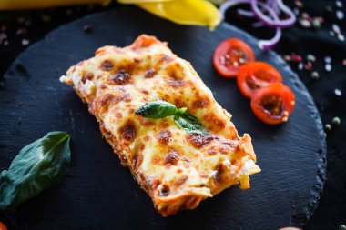 Lezzetli ev yapımı lazanya dilimi. Geleneksel İtalyan faturasından sonra taze malzemelerle birlikte. 