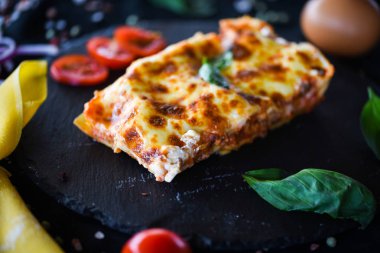 Lezzetli ev yapımı lazanya dilimi. Geleneksel İtalyan faturasından sonra taze malzemelerle birlikte. 