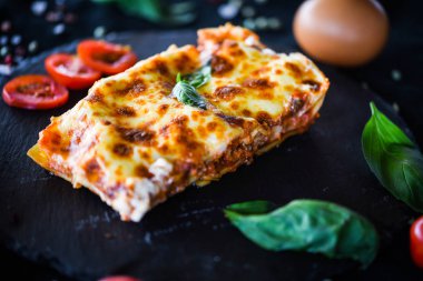 Lezzetli ev yapımı lazanya dilimi. Geleneksel İtalyan faturasından sonra taze malzemelerle birlikte. 