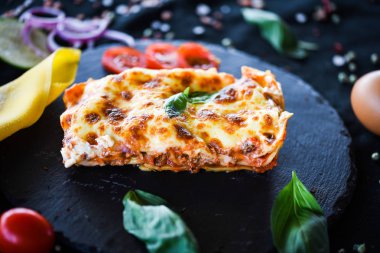 Lezzetli ev yapımı lazanya dilimi. Geleneksel İtalyan faturasından sonra taze malzemelerle birlikte. 