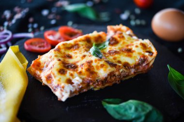 Lezzetli ev yapımı lazanya dilimi. Geleneksel İtalyan faturasından sonra taze malzemelerle birlikte. 