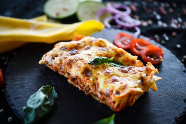Lezzetli ev yapımı lazanya dilimi. Geleneksel İtalyan faturasından sonra taze malzemelerle birlikte. 