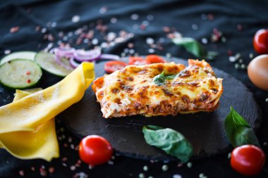 Lezzetli ev yapımı lazanya dilimi. Geleneksel İtalyan faturasından sonra taze malzemelerle birlikte. 