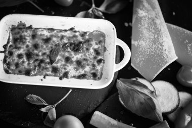 Lezzetli ev yapımı lazanya. Geleneksel İtalyan faturasından sonra taze malzemelerle birlikte.