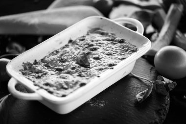 Lezzetli ev yapımı lazanya. Geleneksel İtalyan faturasından sonra taze malzemelerle birlikte.