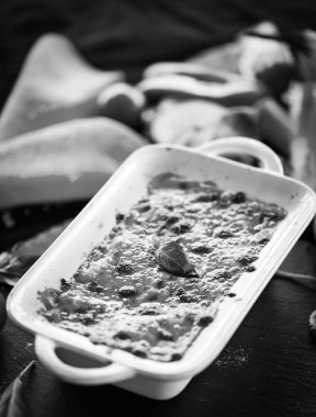 Lezzetli ev yapımı lazanya. Geleneksel İtalyan faturasından sonra taze malzemelerle birlikte.