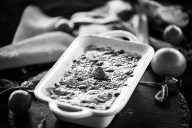 Lezzetli ev yapımı lazanya. Geleneksel İtalyan faturasından sonra taze malzemelerle birlikte.