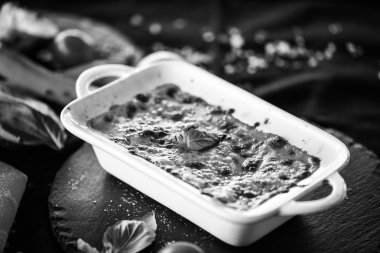 Lezzetli ev yapımı lazanya. Geleneksel İtalyan faturasından sonra taze malzemelerle birlikte.