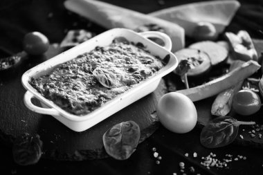 Lezzetli ev yapımı lazanya. Geleneksel İtalyan faturasından sonra taze malzemelerle birlikte.