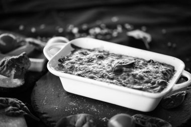 Lezzetli ev yapımı lazanya. Geleneksel İtalyan faturasından sonra taze malzemelerle birlikte.