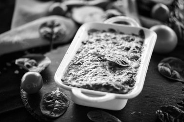 Lezzetli ev yapımı lazanya. Geleneksel İtalyan faturasından sonra taze malzemelerle birlikte.