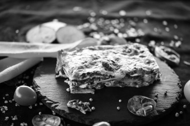 Lezzetli ev yapımı lazanya. Geleneksel İtalyan faturasından sonra taze malzemelerle birlikte.