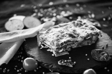 Lezzetli ev yapımı lazanya. Geleneksel İtalyan faturasından sonra taze malzemelerle birlikte.