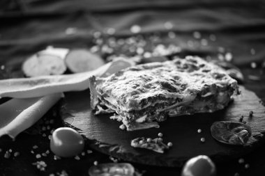 Lezzetli ev yapımı lazanya. Geleneksel İtalyan faturasından sonra taze malzemelerle birlikte.