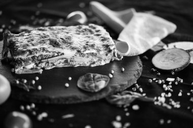 Lezzetli ev yapımı lazanya. Geleneksel İtalyan faturasından sonra taze malzemelerle birlikte.