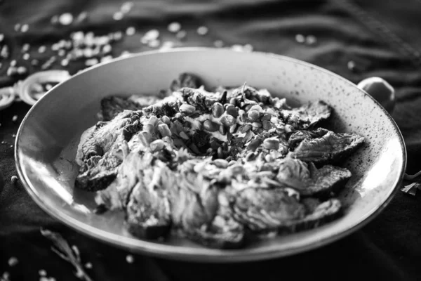 Kızarmış biftek ve nar tohumlu Lübnan humus yemeği.