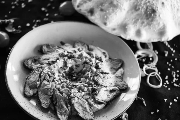 Kızarmış biftek ve nar tohumlu Lübnan humus yemeği.