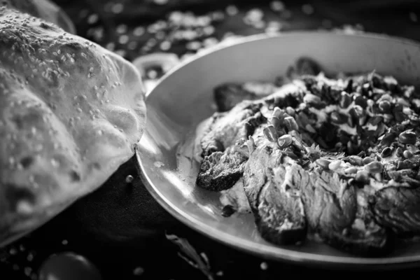 Kızarmış biftek ve nar tohumlu Lübnan humus yemeği.