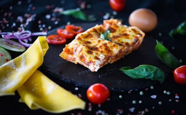 Lezzetli ev yapımı lazanya dilimi. Geleneksel İtalyan faturasından sonra taze malzemelerle birlikte. 