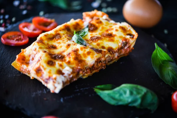 Lezzetli ev yapımı lazanya dilimi. Geleneksel İtalyan faturasından sonra taze malzemelerle birlikte. 