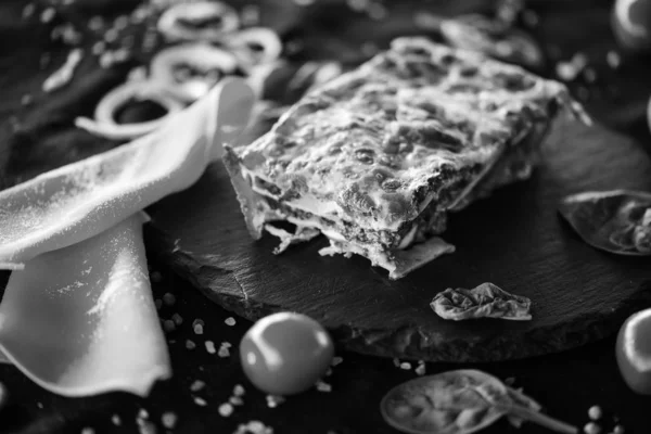 Köstliche Hausgemachte Lasagne Mit Frischen Zutaten Nach Traditioneller Italienischer Rezeption — Stockfoto