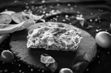 Lezzetli ev yapımı lazanya. Geleneksel İtalyan faturasından sonra taze malzemelerle birlikte.