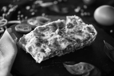 Lezzetli ev yapımı lazanya. Geleneksel İtalyan faturasından sonra taze malzemelerle birlikte.