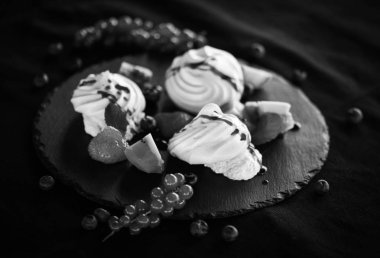 Taze meyve ve şeker şuruplu lezzetli pavlova tatlısı