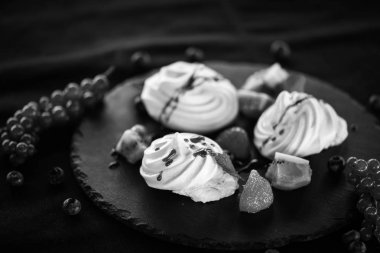 Taze meyve ve şeker şuruplu lezzetli pavlova tatlısı