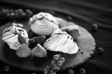 Taze meyve ve şeker şuruplu lezzetli pavlova tatlısı