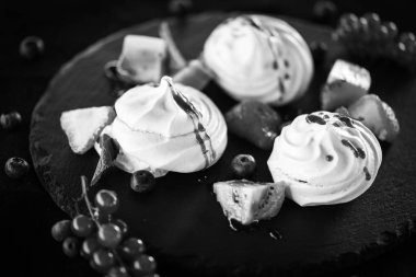 Taze meyve ve şeker şuruplu lezzetli pavlova tatlısı