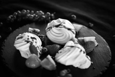 Taze meyve ve şeker şuruplu lezzetli pavlova tatlısı