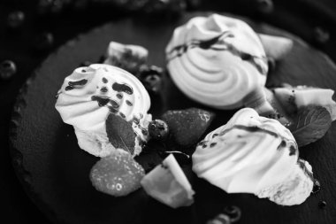 Taze meyve ve şeker şuruplu lezzetli pavlova tatlısı