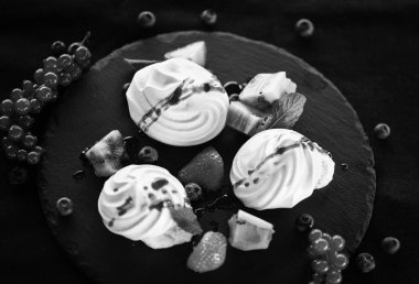 Taze meyve ve şeker şuruplu lezzetli pavlova tatlısı