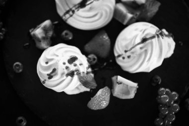 Taze meyve ve şeker şuruplu lezzetli pavlova tatlısı