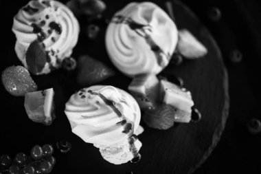 Taze meyve ve şeker şuruplu lezzetli pavlova tatlısı